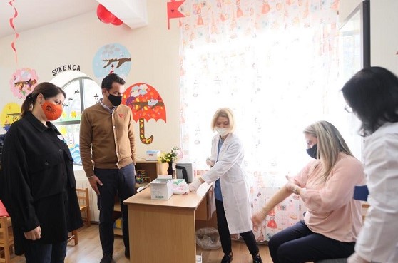 Nis vaksinimi kunder gripit per arsimtaret: Ja grupet qe perfitojne te paret